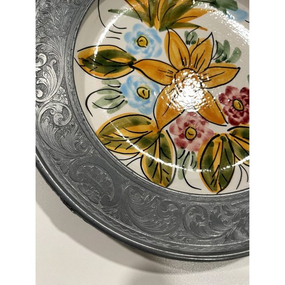 Vintage Handgemalt Hand Painted Ceramic w/ Pewter Rimmed Wall Plate - Picture 2 of 5